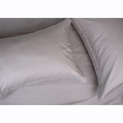 Jogo de lençol casal percal 100% algodão na cor fendi, incluindo dois travesseiros sobre a cama.
