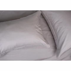 Jogo de lençol queen em percal 100% algodão na cor fendi, com dois travesseiros sobre a cama.
