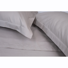 Conjunto de lençol casal em percal 100% algodão, com fronhas e lençol de baixo em tom fendi.