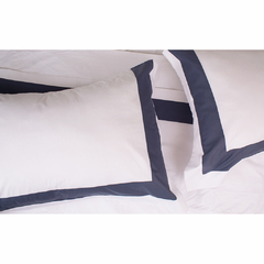 Conjunto de lençol casal em percal 100% algodão, cor branco com detalhes em azul cobalto, incluindo fronhas.
