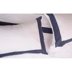 Conjunto de lençol casal em percal 100% algodão, cor branco com detalhes em azul cobalto, incluindo fronhas.