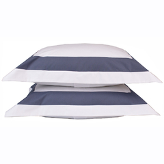 Conjunto de capas de travesseiro em percal 100% algodão nas cores branco e cobalto, com listras horizontais.