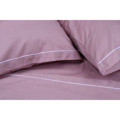 Jogo de lençol Queen em percal 100% algodão na cor azaleia, com detalhes em branco nos travesseiros e na parte da cama.