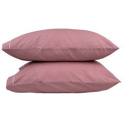 Conjunto de dois travesseiros cor rosa, com acabamento liso, parte do jogo de lençol Queen Percal 100% Algodão.