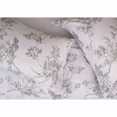 Jogo de lençol Queen com estampa floral em tons de cinza, composto por duas capas de travesseiro e um lençol de cama.