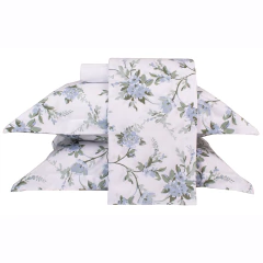 Jogo de lençol queen em percal 100% algodão, com estampa floral em tons de azul e verde, incluindo fronhas e lençol de cima.