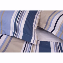 Fronha de percal 100% algodão com estampa em listras nas cores azul, bege e branco.