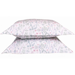 Fronhas de percal 100% algodão com estampa floral em tons suaves, empilhadas.