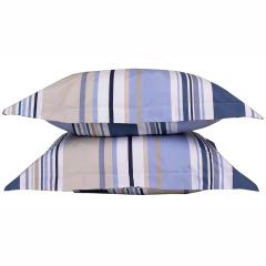 Fronhas de percal 100% algodão, com estampas listradas em azul e tons neutros, empilhadas.