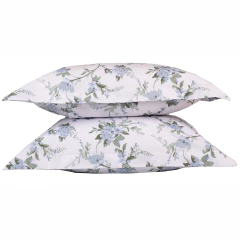 Conjunto de travesseiros com estampa floral em tons de azul e verde sobre fundo branco.