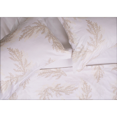 Jogo de lençol king size em percal 100% algodão com estampas de folhas em tons suaves sobre fundo branco.