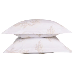 Conjunto de duas fronhas estampadas em fundo branco com detalhes em folhas em tom claro.