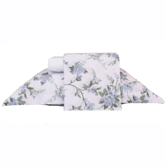 Jogo de lençol solteiro em percal 100% algodão com estampas florais em tons de azul e verde.