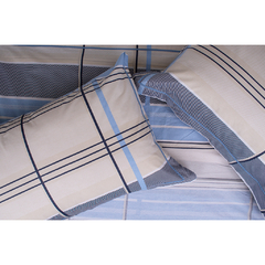 Conjunto de lençóis Queen em percal 100% algodão, com estampa em tons de azul e bege, incluindo fronhas e lençol de cima.