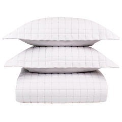 Cobre leito king de 3 peças em percal 100% algodão matelado branco, com travesseiros empilhados.
