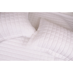 Cobre leito super king branco com dois travesseiros, todos em percal 100% algodão, com acabamento matelado.