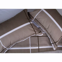 Jogo de lençol super king em percal 100% algodão, com estampa em tons de marrom e detalhes em branco, incluindo fronhas e lençol de cama.