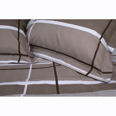 Jogo de lençol casal em percal 100% algodão com estampa em tons de marrom e branco, incluindo fronhas e lençol de cama.