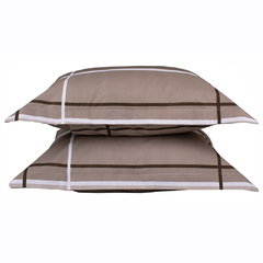 Pillows de lençol estampados em tons de marrom e branco.
