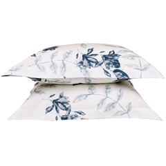 Almofadas decorativas com estampas de folhas em tons de azul sobre fundo claro. Super King