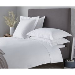 Jogo de lençol casal 4 peças 400 fios em 100% algodão branco, apresentando travesseiros e colcha em uma cama elegante.