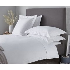 Jogo de lençol super king 400 fios em algodão branco com travesseiros na cama