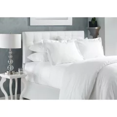 Jogo de lençol queen branco de 4 peças, 400 fios, com travesseiros e colcha em ambiente com cabeceira elegante.