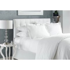 Conjunto de lençóis super king em algodão branco de 400 fios, com travesseiros e cabeceira estofada.