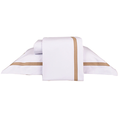Conjunto de lençóis brancos com detalhes em dourado, incluindo fronhas e lençol de cima.