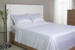 Cama com fronhas brancas de bambu 400 fios em um quarto moderno e iluminado
