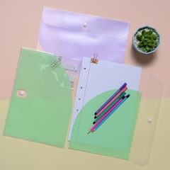 Carpeta A4 con botón y bolsillos internos colores pasteles