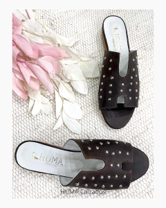 Huma10 Zueco Bajo GUILLE Talle Grande Chocolate con tachas