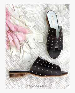 Huma10 Zueco Bajo GUILLE Talle Grande Chocolate con tachas - comprar online