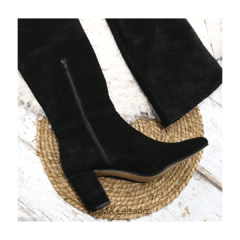 Huma10 Bota Bucanera en Punta Talles Grandes Mujer Cuero Gamuzado Negro - HUMA Calzados Talles Grandes 