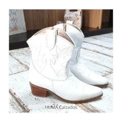 HUMA10 Bota Texana caña corta Blanca con costuras en natural