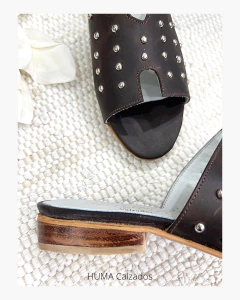 Huma10 Zueco Bajo GUILLE Talle Grande Chocolate con tachas - HUMA Calzados Talles Grandes 