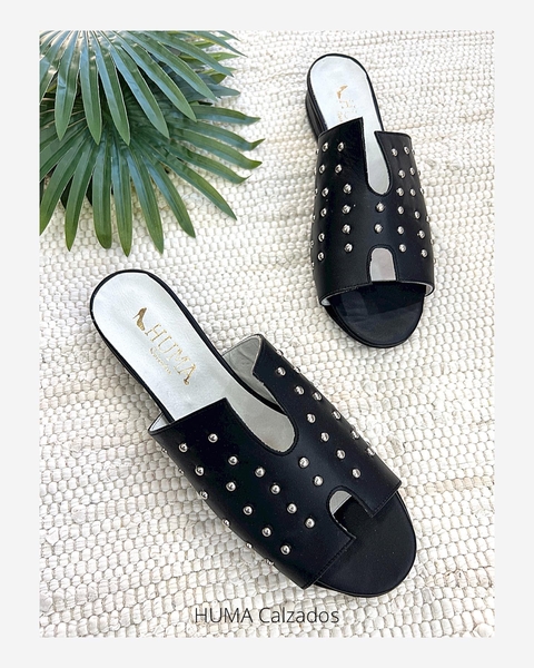 Huma10 Zueco Bajo GUILLE Talle Grande Negro con tachas