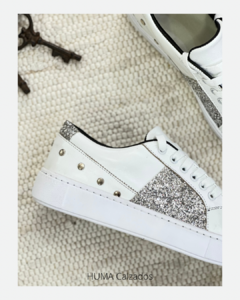 Imagen de Huma10 Zapatilla Mujer Talles Grandes Blanca Glitter con Tachas talon