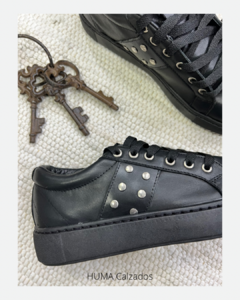 Huma10 Zapatilla Mujer Talles Grandes Negra Base negra con tachas en internet