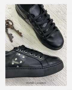Huma10 Zapatilla Mujer Talles Grandes Negra Base negra con tachas - comprar online