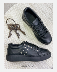 Huma10 Zapatilla Mujer Talles Grandes Negra Base negra con tachas