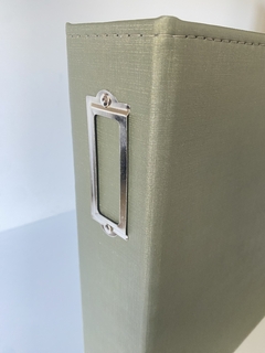 ÁLBUM NACIONAL GI DEMELLO para Scrapbook tamanho 30,5x30,5cm (12"x 12") - Courometal Cor Oliva - Scrapbook Life - Materiais para Scrapbook