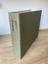 ÁLBUM NACIONAL GI DEMELLO para Scrapbook tamanho 30,5x30,5cm (12"x 12") - Courometal Cor Oliva