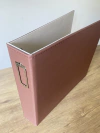 ÁLBUM NACIONAL GI DEMELLO para Scrapbook tamanho 30,5x30,5cm (12"x 12") - Courometal Cor Marsala
