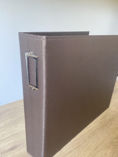 ÁLBUM NACIONAL GI DEMELLO para Scrapbook tamanho 30,5x30,5cm (12"x 12") - Courometal Cor Café - comprar online