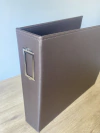 ÁLBUM NACIONAL GI DEMELLO para Scrapbook tamanho 30,5x30,5cm (12"x 12") - Courometal Cor Café
