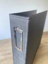 ÁLBUM NACIONAL GI DEMELLO para Scrapbook tamanho 30,5x30,5cm (12"x 12") - Courometal Cor Preto