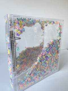 ÁLBUM NACIONAL SHAKER ORIGINAL GI DEMELLO tamanho 21 x 23 cm - Tons lilás, menta, amarelo, azul e coral - loja online