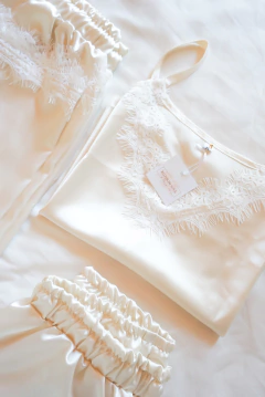 Imagen de Pijama de Seda Mykonos 3 piezas Cremita (short, pantalón largo y musculosa)