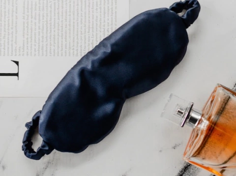 Antifaz de Satén de Seda Daisy Azul Marino